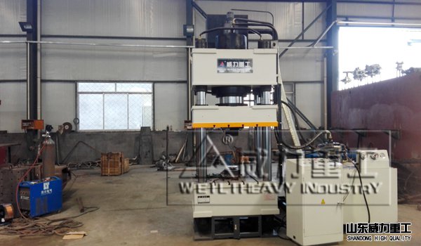 四柱液壓機(jī)車間