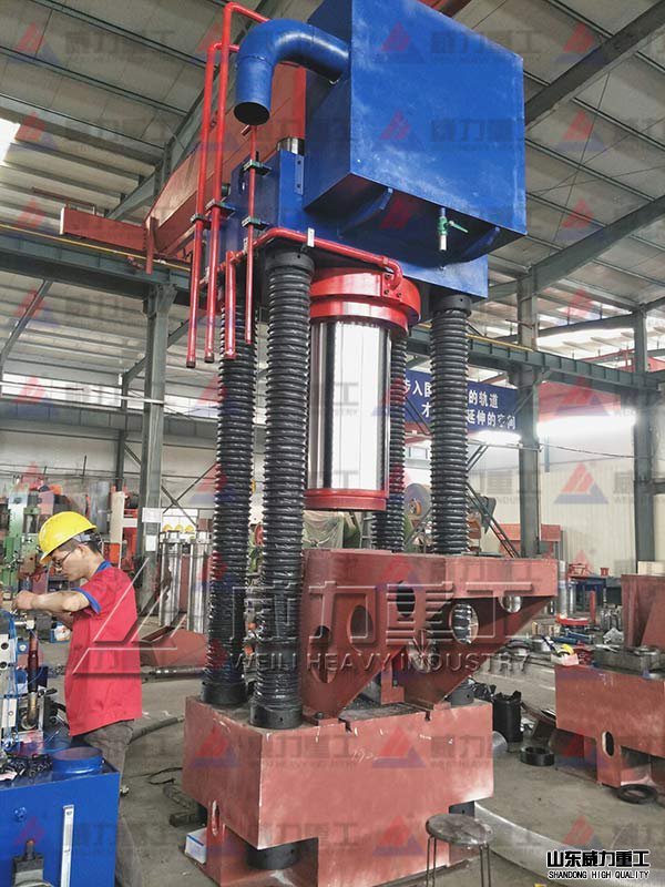 630噸四柱鐵屑?jí)簤K機(jī)車間