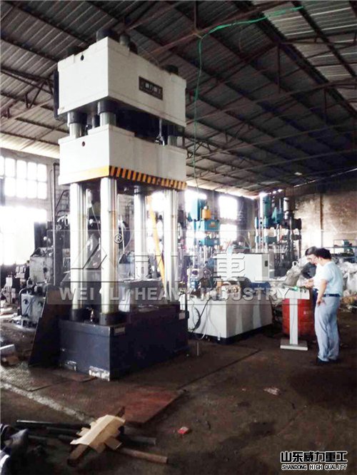 1000噸三梁四柱液壓機(jī)客戶現(xiàn)場