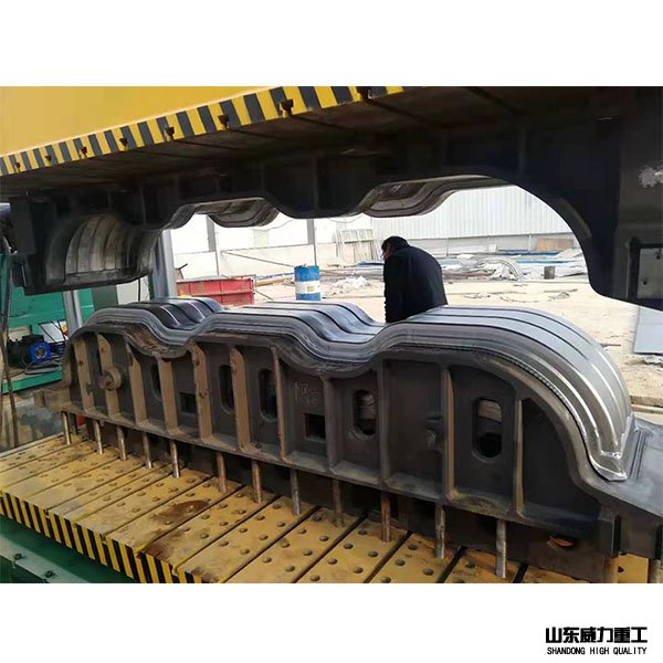 山東威力重工液壓機(jī)加工汽車擋泥板過程