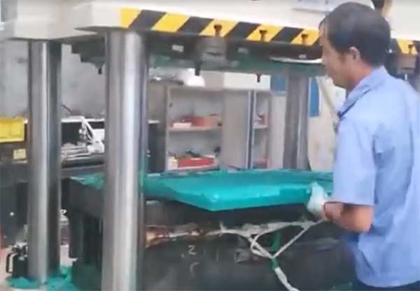 復(fù)合漏糞板加工過程2