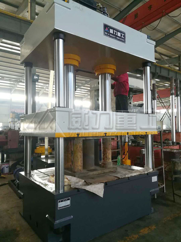 金屬彩石瓦專用四柱液壓機(jī)