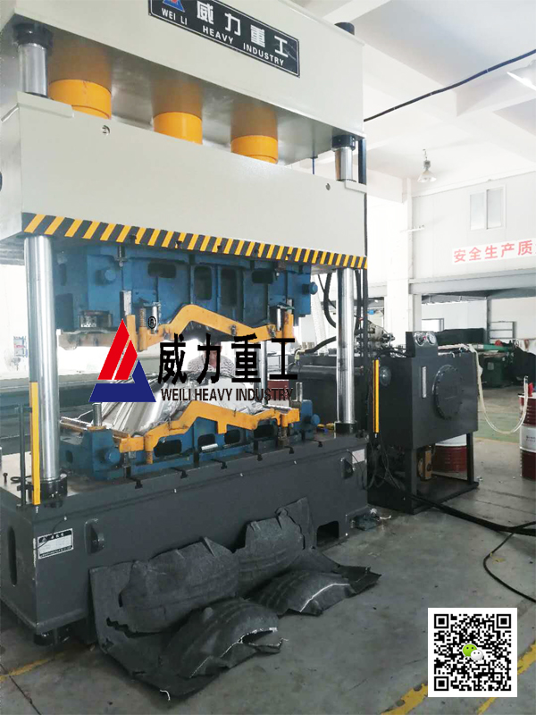 315噸汽車內(nèi)飾液壓機(jī)現(xiàn)場(chǎng)照片