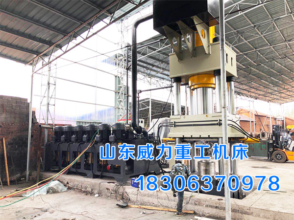 1000噸快長軸鍛造液壓機機身后面