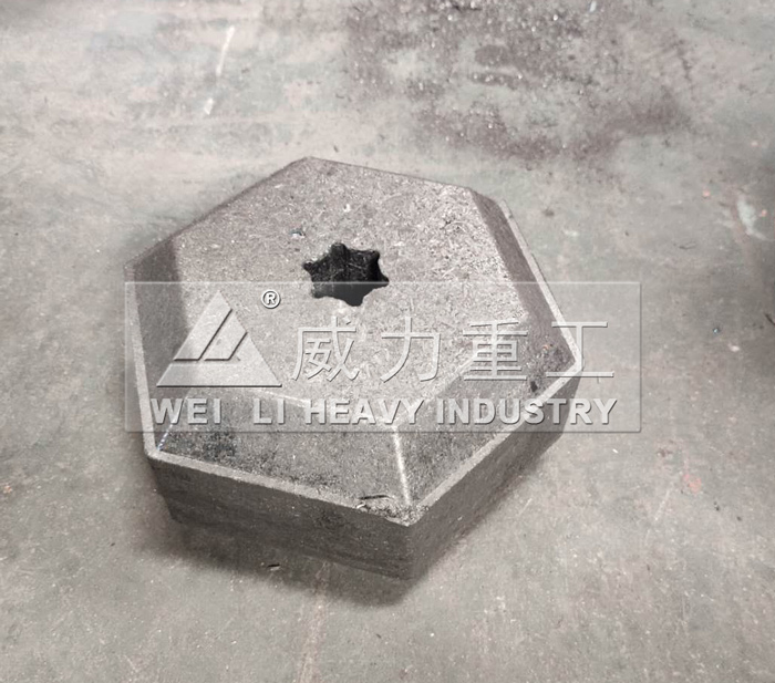 四梁四柱液壓機(jī)壓制鐵粉啞鈴