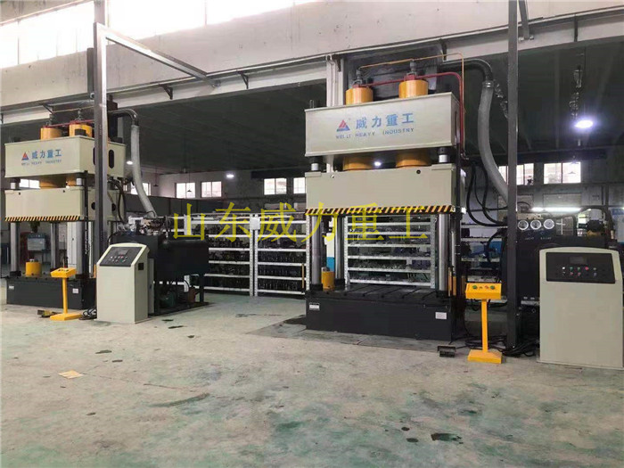 復(fù)合材料模壓成型液壓機客戶使用車間