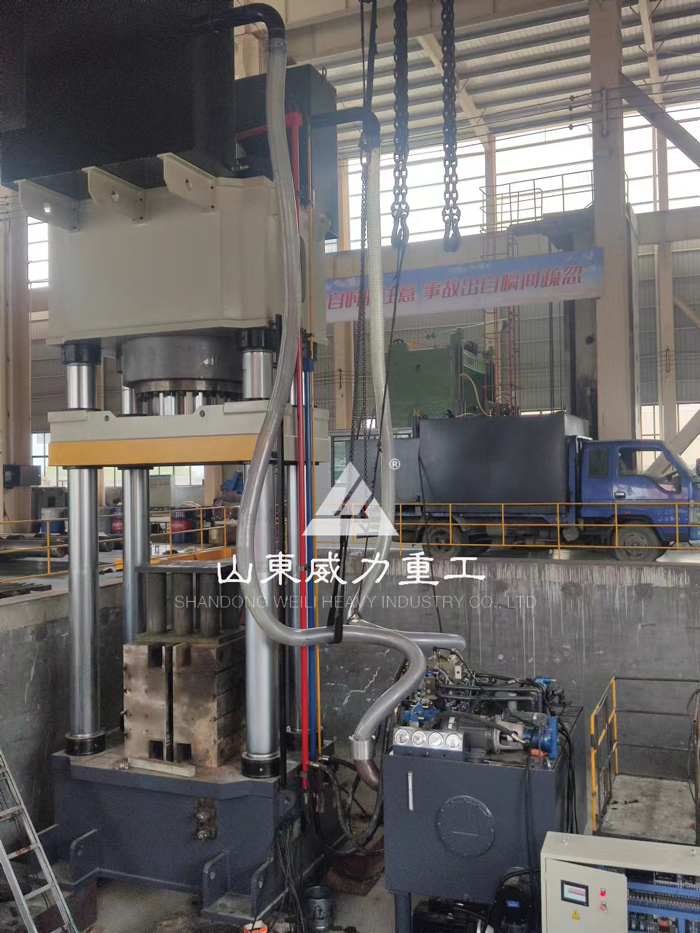 坩堝液壓機(jī)加工車(chē)間1