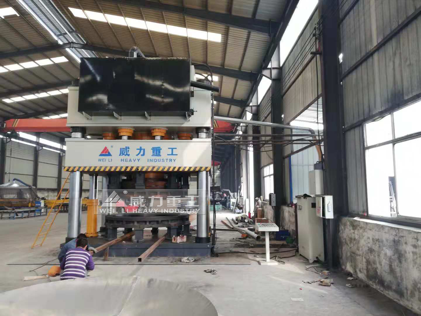 拉伸封頭液壓機(jī)加工車間