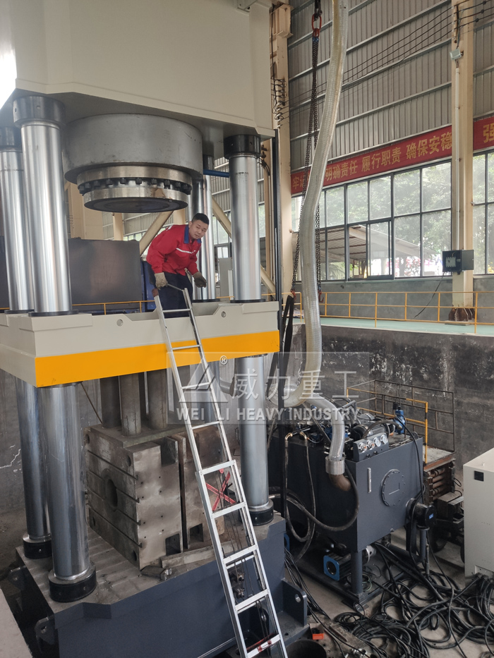 坩堝液壓機(jī)廠家安裝調(diào)試中