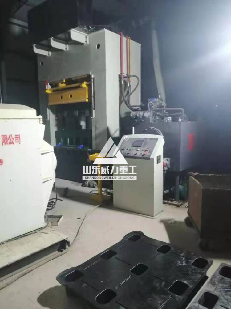 塑料托盤液壓機(jī)加工車間