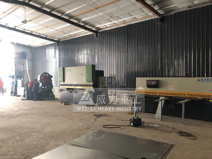 山東威力重工水箱液壓機(jī)客戶使用車(chē)間