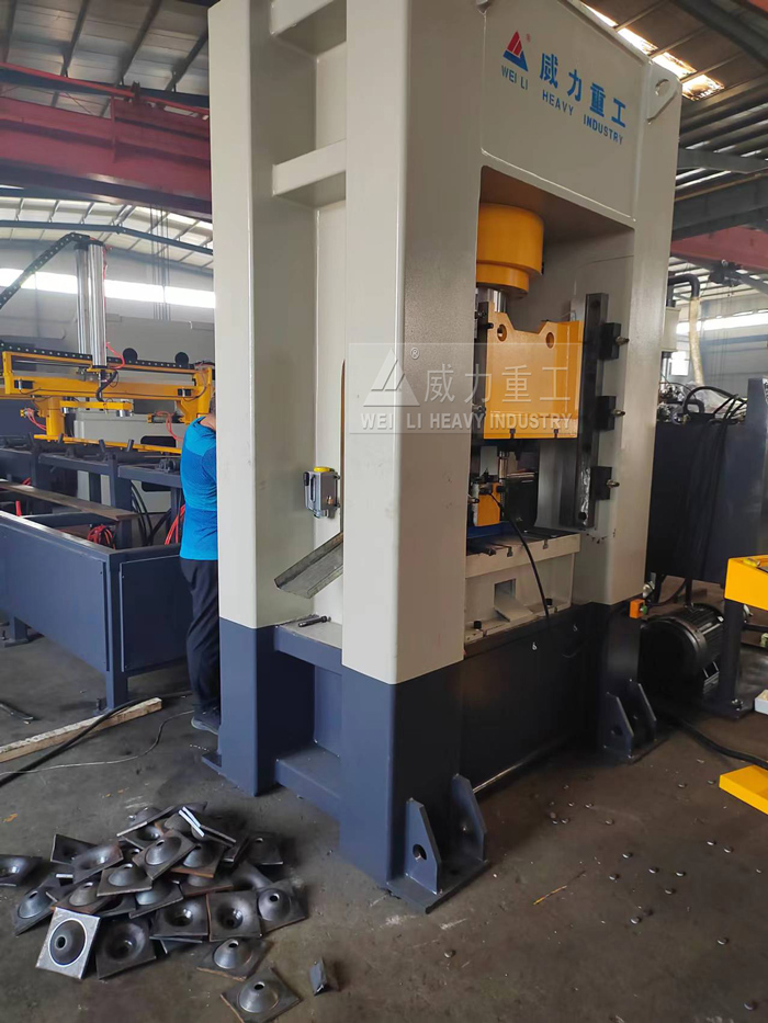 錨桿托盤(pán)液壓機(jī)試機(jī)車間