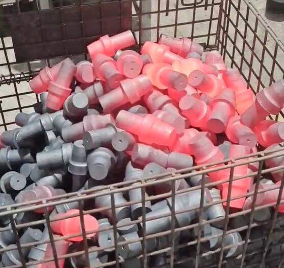 四柱液壓機(jī)鍛造截齒成品