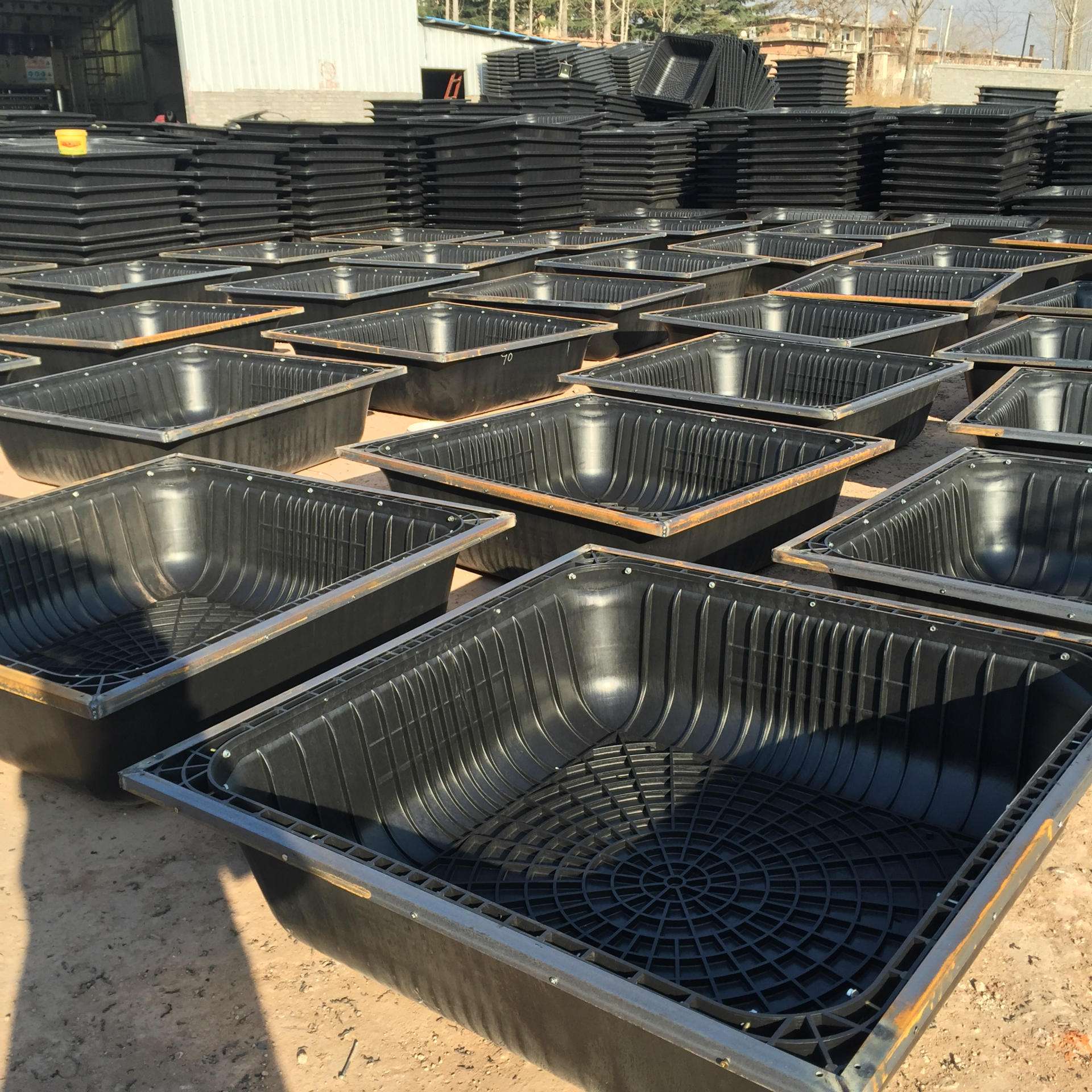 液壓機(jī)壓制塑料模殼成品